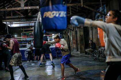 Chicos que participan del programa Formando en el Deporte, durante sus rutinas de entrenamiento.