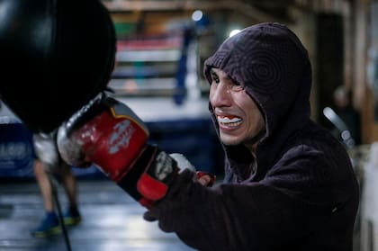 Más de veinte gimnasios en la ciudad y en el interior de Córdoba albergan a chicos de la calle que practican boxeo.