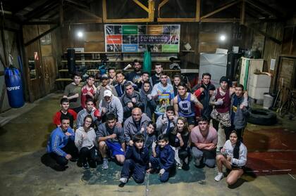 Alumnos del programa Formando en el Deporte, junto al coordinador Virgilio Pato Arauz y el profesor Gabriel Tato Córdoba, en el Gimnasio de la Asociación de Técnicos de Boxeo.