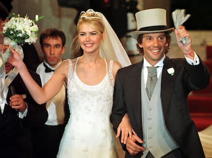 Más del recuerdo; el 9 de mayo de 1998, Valeria Mazza y Alejandro Gravier salen, recién casados, de la Basílica del Santísimo Sacramento, en Buenos Aires, en una ceremonia que fue cubierta por revistas del mundo

