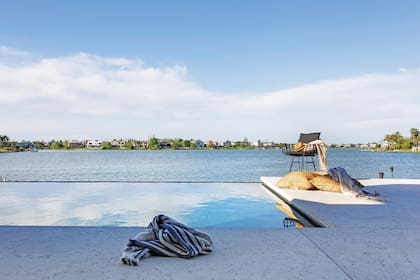 Más efectos placenteros gracias a un diseño impecable: la piscina se confunde con la laguna.