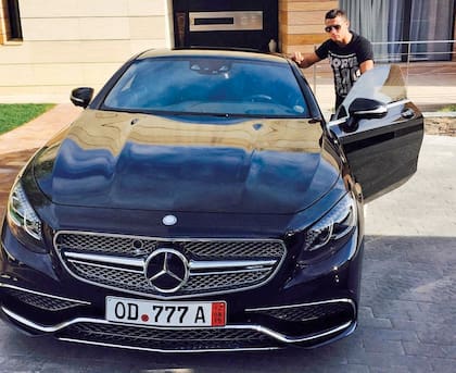 Más elegante y refinado que otros modelos de su escudería, el Mercedes-Benz S 65 AMG Coupé –por el que pagó cerca de 300 mil euros en agosto de 2015– es uno de sus preferidos para pasear por la capital española.