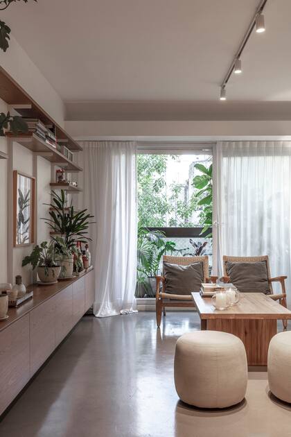 Más espacioso y con renovado paisajismo en el balcón, ahora el living tiene un concepto flexible con puffs tapizados (Manifesto) y spots orientables (Iluminación Agüero)