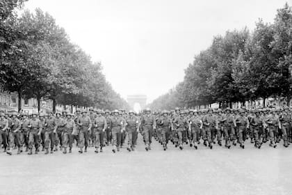 Más imágenes de la liberación de París: Desfile de las tropas de la 28.ª División de Infantería del Ejército de los Estados Unidos por los Campos Elíseos de París el 29 de agosto de 1944