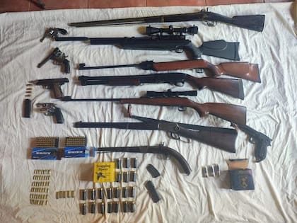 Más imágenes de las armas, cargadores y municiones encontradas