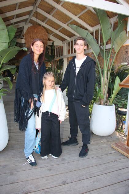 Más integrantes de la enorme familia ensambada que logró conformar Pampita: Santino y Delfina García Moritán, los hijos del exfuncionario del Gobierno de la Ciudad de Buenos Aires y Milagros Brito, y Francesca Garavaglia, hija de Brito y Agustín Garavaglia