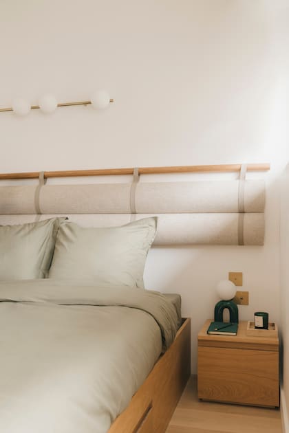 Más lugar de guardado en la base de la cama. Todo se hizo en la misma madera.