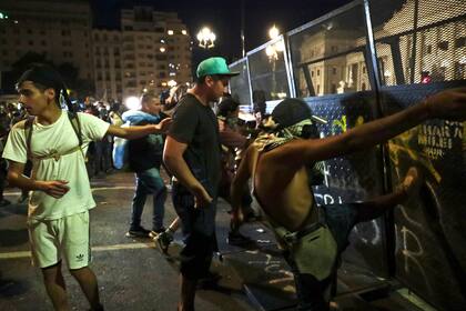 Más manifestantes violentos que jubilados en la Plaza del Congreso, el miércoles 19 de marzo