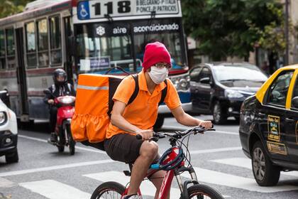 Más movimiento en las calles porteñas y uso obligatorio de barbijos en la ciudad esta semana. Esquina de Pueyrredón y Paraguay.