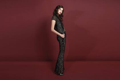 Más o menos anchos, los pantalones Oxford se suman a la noche. Remera (Las Pepas), Chaleco y Pantalón (Cher), botas (Prüne)