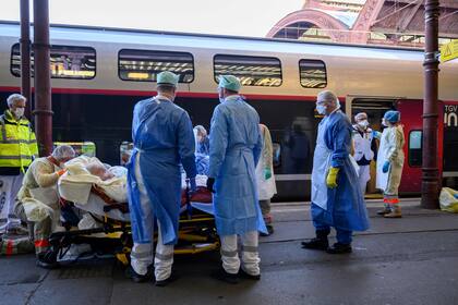 Más pasajeros con coronavirus son trasladados de manera urgente en un tren acondicionado para convertirse en un hospital