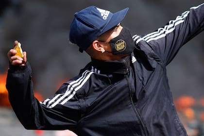 Más piedras y fuego, frente al Congreso