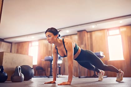 Más que el ejercicio aeróbico, los estudiosos constataron que las sentadillas contra la pared y las planchas sobre el piso bajan mucho más la presión arterial