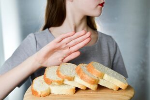 Los carbohidratos refinados como el pan blanco pueden hacer que el nivel de azúcar en la sangre se dispare y luego se desplome
