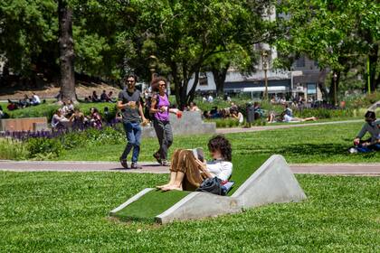 Más superficie verde, árboles, vegetación y nuevo mobiliario urbano forman parte de la renovada Plaza Roma