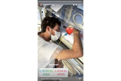 Más tarde, compartió otra foto de Ramiro abrazando a Donatello en la cama de cuidados especiales