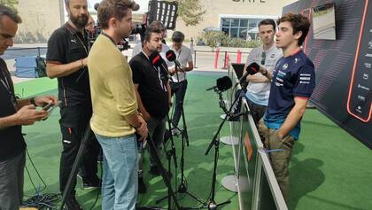 Franco Colapinto enloquece a los hinchas argentinos en Austin y la Fórmula 1 lo hace protagonista de sus tuits 2 Más tranquilo, en una conversación con varios periodistas en el Circuito de las Américas; Colapinto lo conoció en el simulador, y ahora lo hará en la realidad manejando su Williams.
