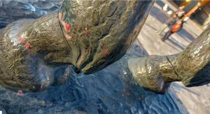 Más vandalismo: la estatua ecuestre de Roca también sufrió intentos de mutilaciones