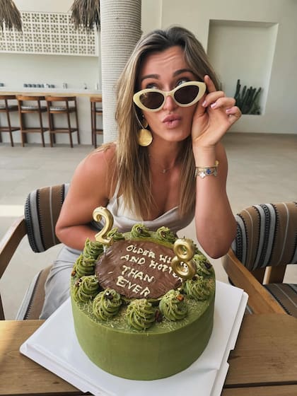 “Más vieja, más sabía y aún más atractiva que nunca”, fue la frase que decía la torta de Paula Badosa junto a las dos velitas (Foto: Instagram/@paulabadosa)