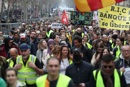 Protesta de "chalecos amarillos" en Champs Elysées, París