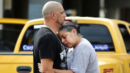 (Archivo) Sobrevivientes se abrazan luego de la masacre en el club nocturno Pulse en 2016