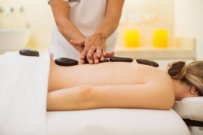 Masaje con piedras calientes