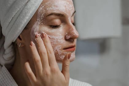 Masajea el rostro de forma ascendente al aplicarse la crema, después de limpiar la piel (Foto: Pexels)