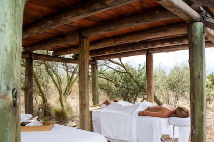 Masajes al aire libre, una de las experiencias wellness que ofrecen.