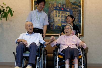 Masao Masumoto, de 108 años, y su esposa Miyako, de 100 con sus bisnietos