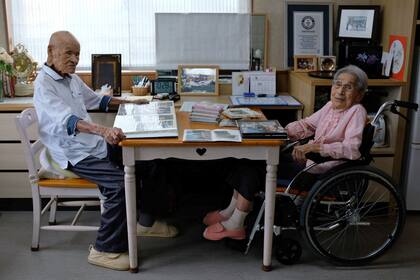 Masao Masumoto y su esposa Miyako miran álbumes viejos en el geriátrico de Takamatsu, en la prefectura de Kagawa, Japón