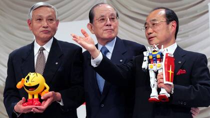 Masaya Nakamura (centro), flanqueado por Kyushiro Takagi (izq, de Namco) y Takeo Takasu (der., de Bandai) en la fusión de ambas compañías en 2005