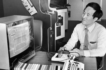 Masayuki Uemura, ingeniero desarrollador del Super Nintendo Entertainment System, en la demostración de la consola hogareña Famicom, en Kyoto, en 1985