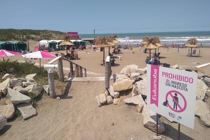 "Prohibido el ingreso sin mascota", destacan un cartel del balneario YES!, a metros del faro marplatense. "Mi perro es parte de mi familia", recuerda otro.