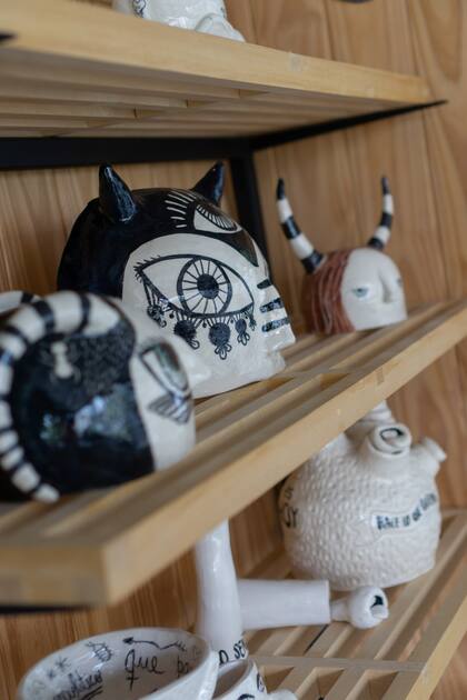 Máscaras con aire de cómic, una de las exploraciones de la artista.