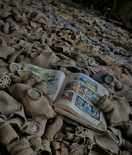 Máscaras de gas abandonadas y un libro infantil le dan un aire tétrico a esta toma del explorador urbano Adam Mark