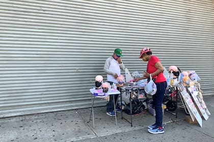 Máscaras y barbijos a la venta en Harlem.