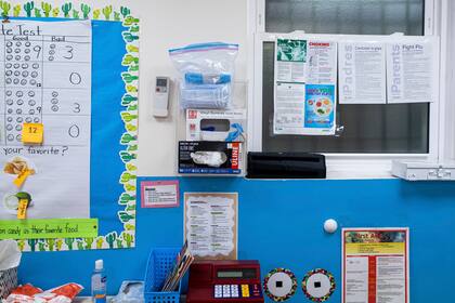 Máscaras y guantes como medida de prevención en una escuela de Nueva York el año pasado