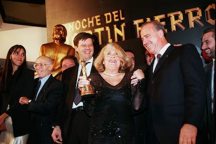 Mascetti, junto al equipo de Telenoche, celebra el Martín Fierro a mejor noticiero, en 1998