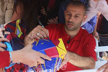 Mascherano brindó una clínica para chicos en México