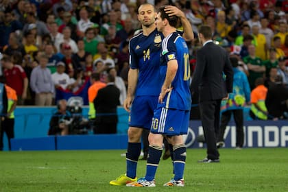 Mascherano consuela a Messi