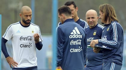 Mascherano y Messi, junto con Sampaoli, Beccacece y Scaloni