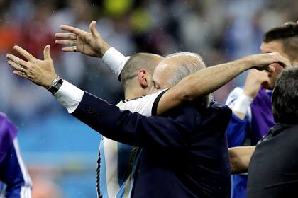 Mascherano y Sabella se funden en un abrazo infinito: fue una de las tantas instantáneas que dejó el recordado mundial de Brasil 2014.