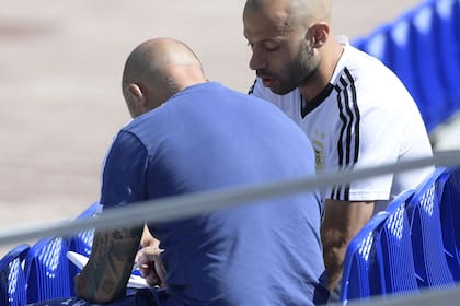 Mascherano y Sampaoli en la practica