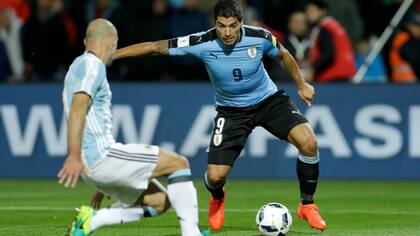 Mascherano y Suárez, en el último partido de las eliminatorias; por ahora no se sabe si se repetirá el duelo