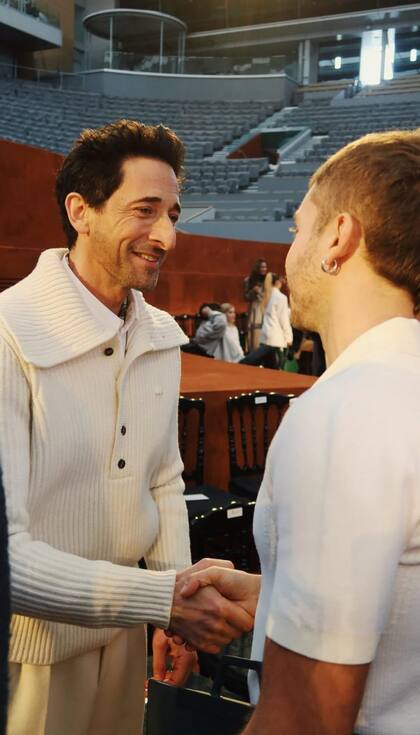 Masini se acercó a saludar al ganador del Oscar a Mejor Actor, Adrien Brody, en el desfile de Lacoste. Tras el show, también felicitó a la directora creativa, Pelagia Kolotouros