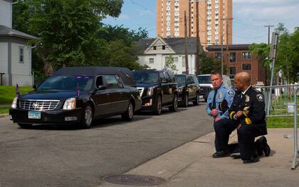 Policías de Minneapolis se arrodillan frente al cortejo fúnebre de George Floyd