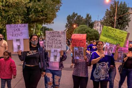Masiva manifestación de vecinos del barrio Melo, de Vicente López, para pedir justicia por la muerte de José Luis González, el albañil baleado por policías en una refriega frente al hospital Belgrano, de San Martín