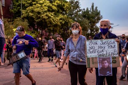 Masiva manifestación de vecinos del barrio Melo, de Vicente López, para pedir justicia por la muerte de José Luis González, el albañil baleado por policías en una refriega frente al hospital Belgrano, de San Martín