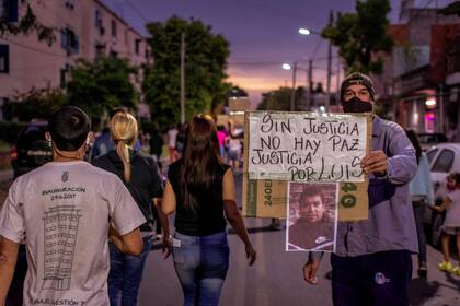 Masiva manifestación de vecinos del barrio Melo, de Vicente López, para pedir justicia por la muerte de José Luis González, el albañil baleado por policías en una refriega frente al hospital Belgrano, de San Martín