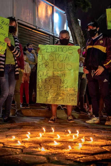 Masiva manifestación de vecinos del barrio Melo, de Vicente López, para pedir justicia por la muerte de José Luis González, el albañil baleado por policías en una refriega frente al hospital Belgrano, de San Martín